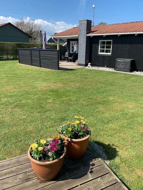 Cozy and close to a lovely beach. Private garden.