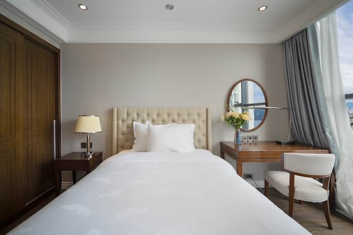 Hiki ni kipimo kidogo cha chumba cha kitanda. Lakini kitanda cha ziada kinaweza kupangwa. Kuna malipo ya ziada unapoomba.
Kuna meza ya kuvaa,viango,pasi, rola ya vumbi, pazia ,lenye kiti na kioo. Kuna televisheni janja. Wi-Fi.
Kuna mfumo. King 'ora cha moto ni kizuri.