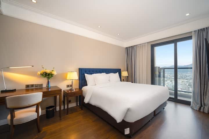 Nafasi kubwa. vifaa kamili chumbani., pasi. na bafu la kujitegemea, meza ya kuvaa. roshani inayoangalia bahari,mlima. Kinyozi. Hanger ,Kabati. Pasi