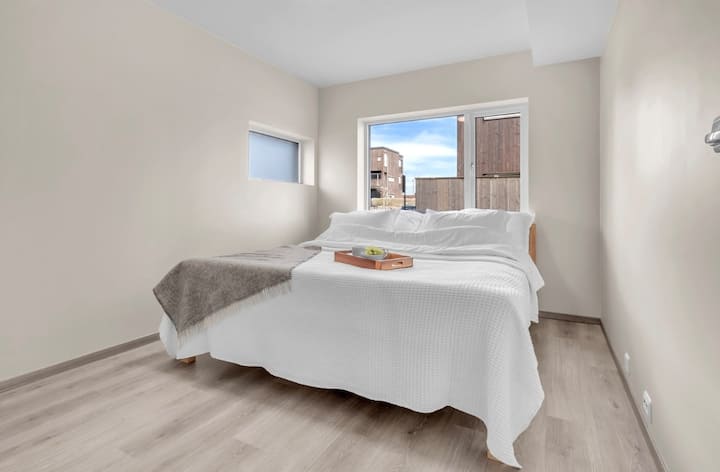 Dormitorio grande con TV y buena ventilación. 