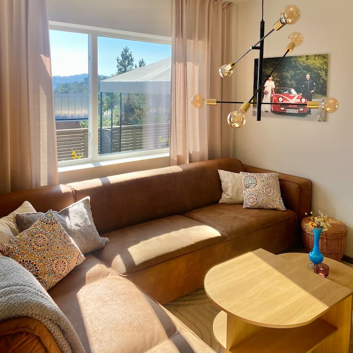 ¡Una sala luminosa con un cómodo sofá para relajarse!