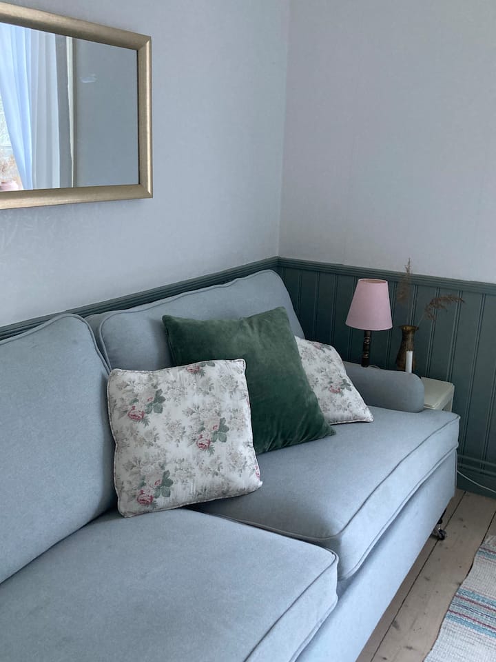 This a double bedroom which also leads to an attached single bedroom no 4.