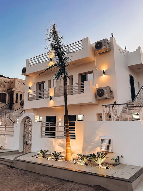 New lux 2 bedroom apartment 90m from the beach /3