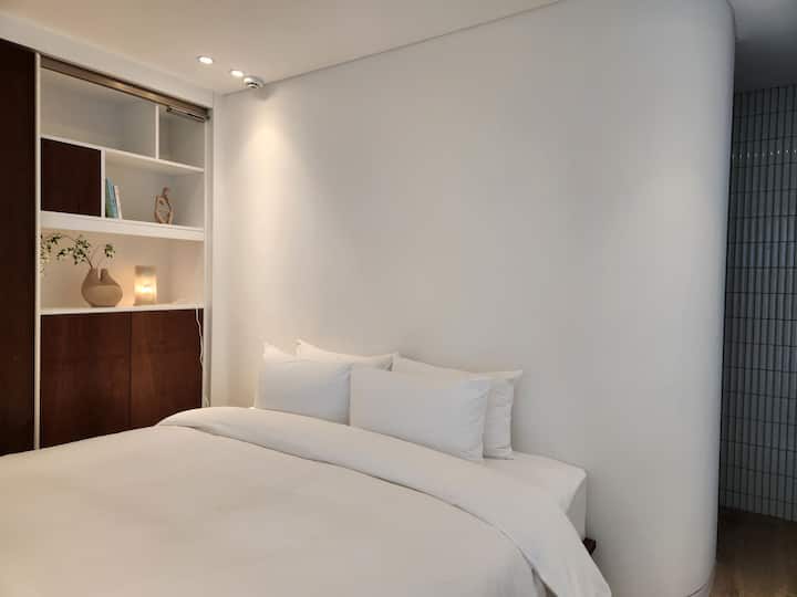 Jengo tofauti - Kitanda kikubwa cha ukubwa wa kifalme kinapatikana 