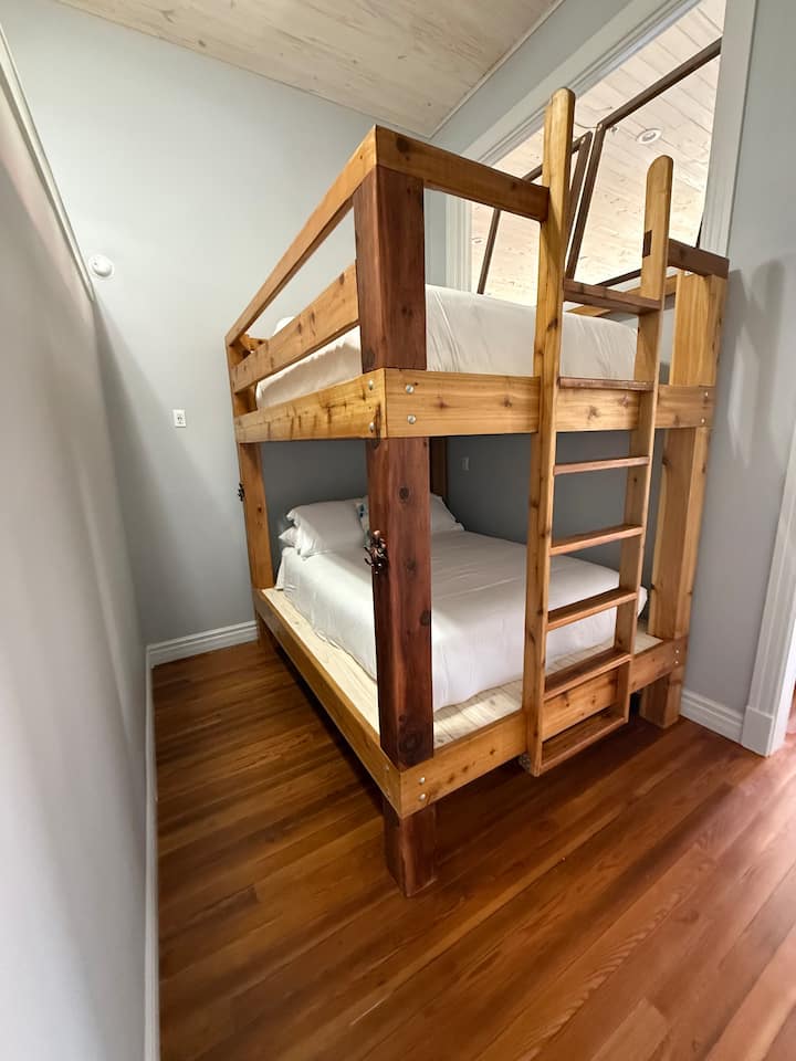 Двойни легла над двойни легла, построени за възрастни. Те са много удобни!