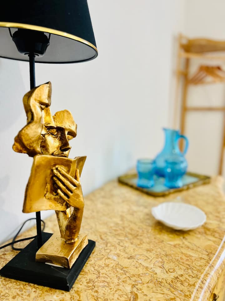 Čaká na vás komoda a veľký komorník. 