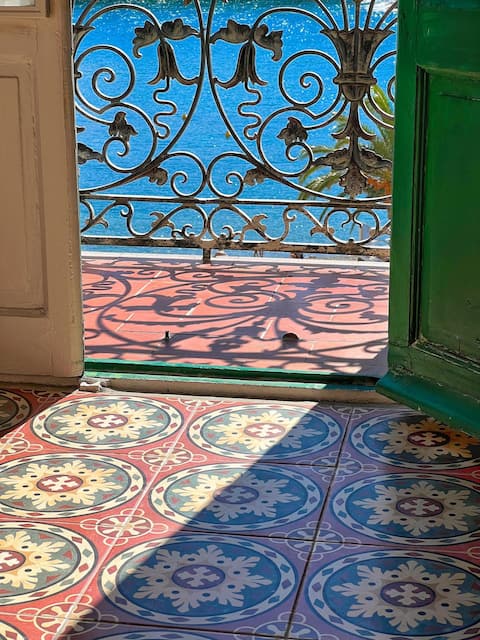 Charming apartment facing the sea