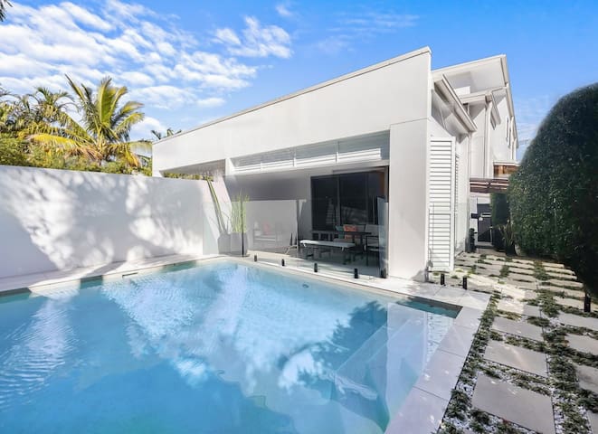 Walk to beach, pool, pets by approval