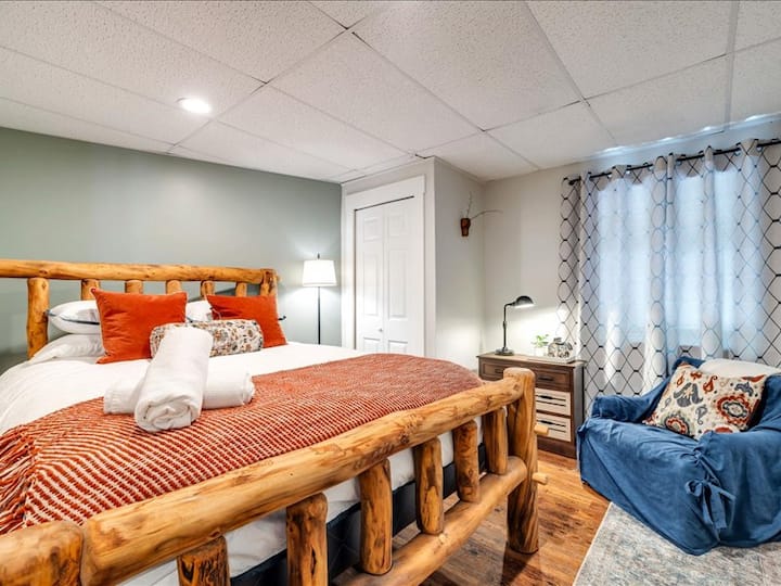 يقول البعض أن هذه هي غرفة نومهم المفضلة، مع سرير كبير ريفي ومريح وحمام خارج الباب مباشرة وخصوصية التواجد في الطابق الأرضي -