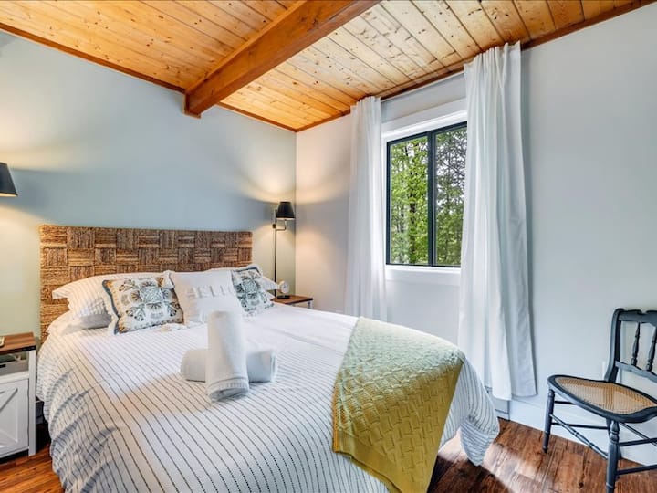 غرفة نوم مريحة مع سرير كبير مريح مدسوس بعيدًا في الطابق الرئيسي. هل قال شخص ما وجبات خفيفة في منتصف الليل ؟