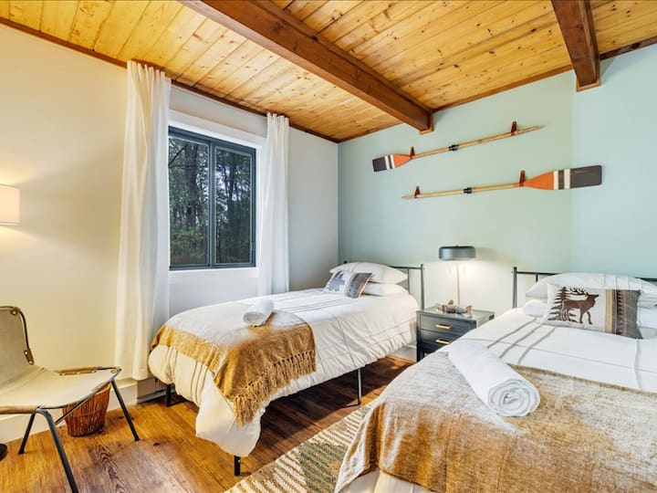 غرفة نوم مريحة مع سريرين مزدوجين xl مدسوسين بعيدًا في الطابق الرئيسي، لذلك لن تضطر إلى السفر بعيدًا لتناول تلك الوجبة الخفيفة في منتصف الليل-