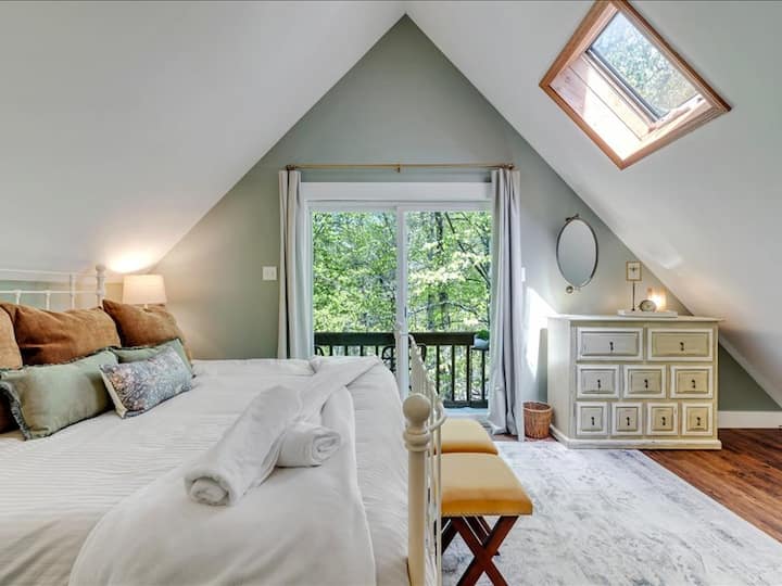 فوق صخب وضجيج المنزل، ستجد ملاذًا مريحًا مع كرسي بظهر متحرك لمتابعة هذا الكتاب، وشرفة للاستمتاع بالإطلالة وحمام خاص-