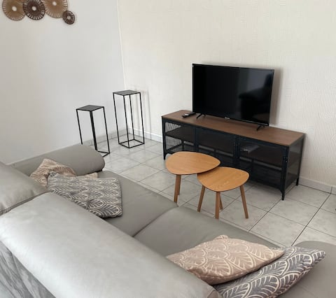 Popular Airbnb listing: Entire 1-Bedroom Apartment, Airplane in Lens