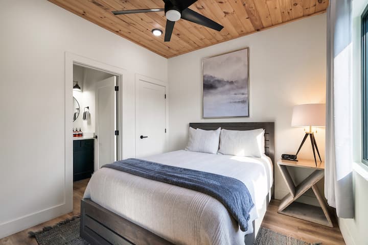 O quarto inclui cama queen size, banheiro completo, TV, ventilador de teto, cobertor para conforto extra, armário para armazenamento extra e despertador. Localizado no nível superior da cabana.