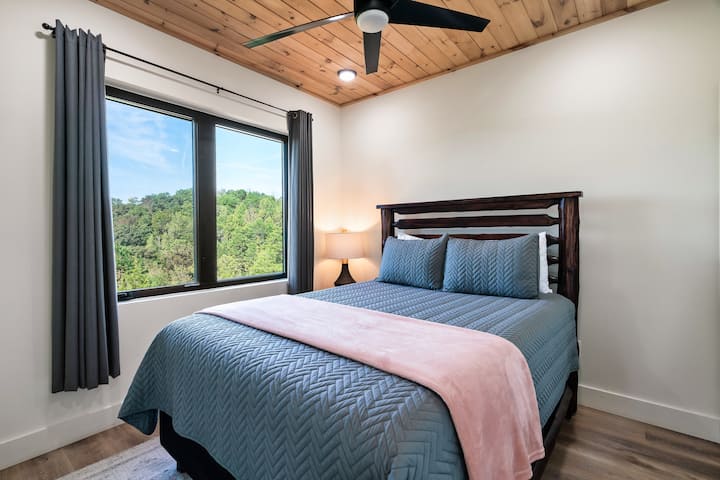Localizado no andar de cima. Este quarto tem uma cama queen size, armário para armazenamento extra, cobertor para conforto extra, ventilador de teto e TV.