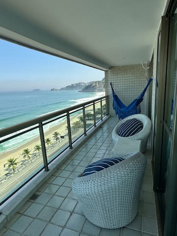 Espetacular apartamento de frente ao mar