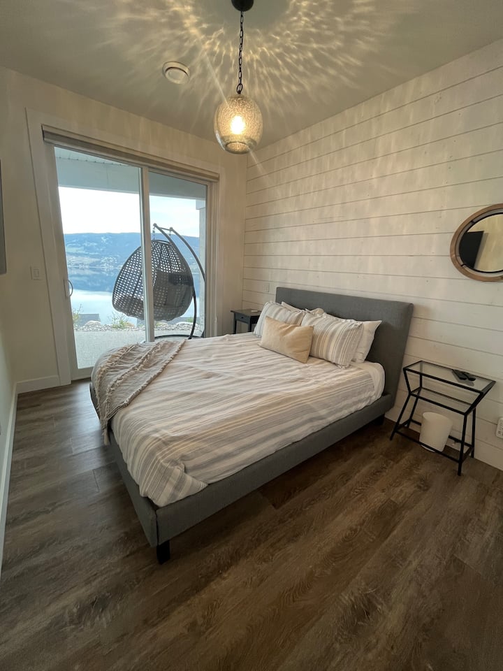 Брачен кревет (широк 150-179 см) на пониско ниво, покрај соба на спрат