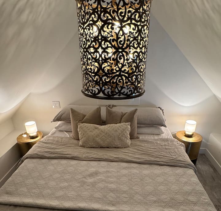 Брачен кревет (широк 150-179 см) во првата спална соба.