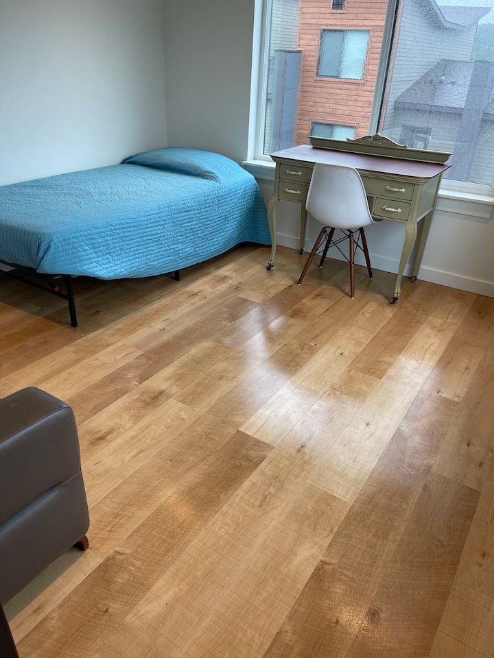 เตียงแบบลอฟท์และพื้นที่ทำงาน