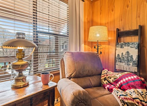 Popular Airbnb listing: Majestic Grace-Spacious Style, Amazing Location! in Maggie Valley / Waynesville