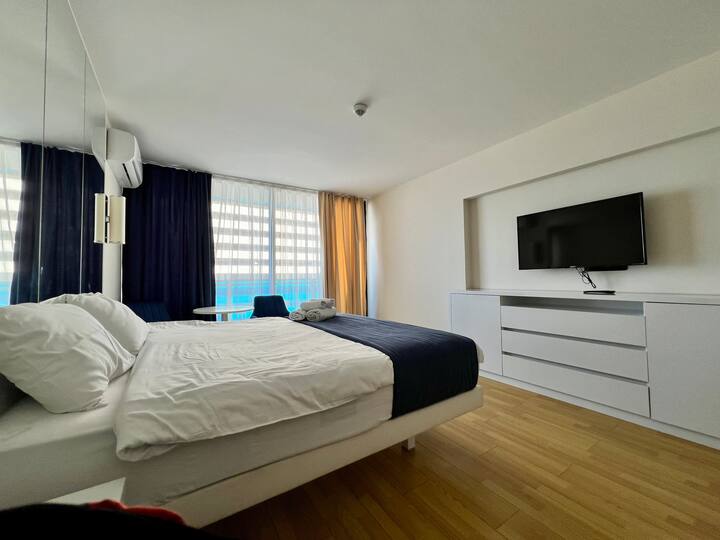 Vue générale du studio : lit 180*200 cm, climatisation, coin repas, réfrigérateur, TV avec YouTube. Vous pouvez mettre vos affaires sous le téléviseur. 