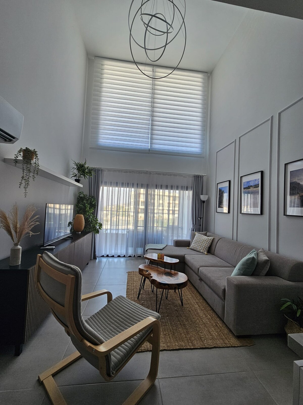 Sala de estar con sofá cama 