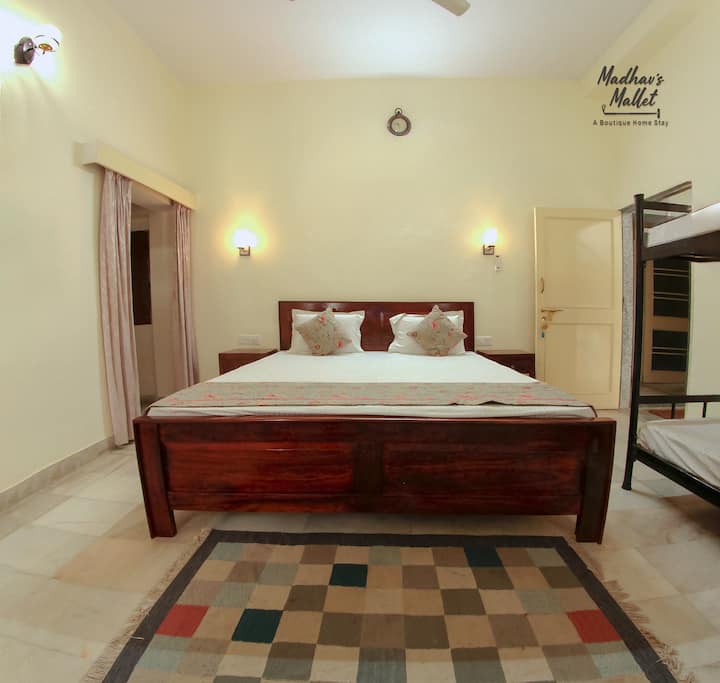 ห้องนี้มีเตียงคู่หนึ่งเตียงและเตียงสองชั้นหนึ่งเตียง 