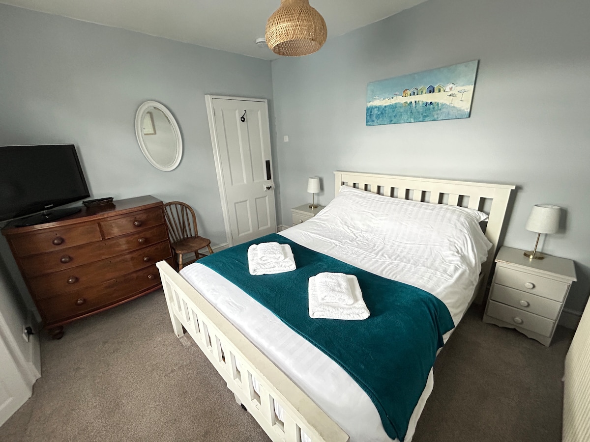 Second bedroom on first floor with kingsize bed and large Georgian window with original wooden shutters, a vintage chest of drawers plus a Chromecast TV (you can beam your phone or ipad to it). On same floor as Lounge.