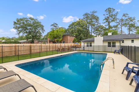 Private Pool~Fire Pit~Sunroom~King Beds~2500 SQ FT