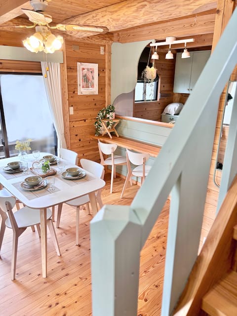 2 bedrooms / Up to 5 people / Ocean view / 15-minute drive to dolphin watching