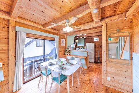 2 bedrooms/maximum 5 people/15-minute drive to dolphin watching/log house by the sea