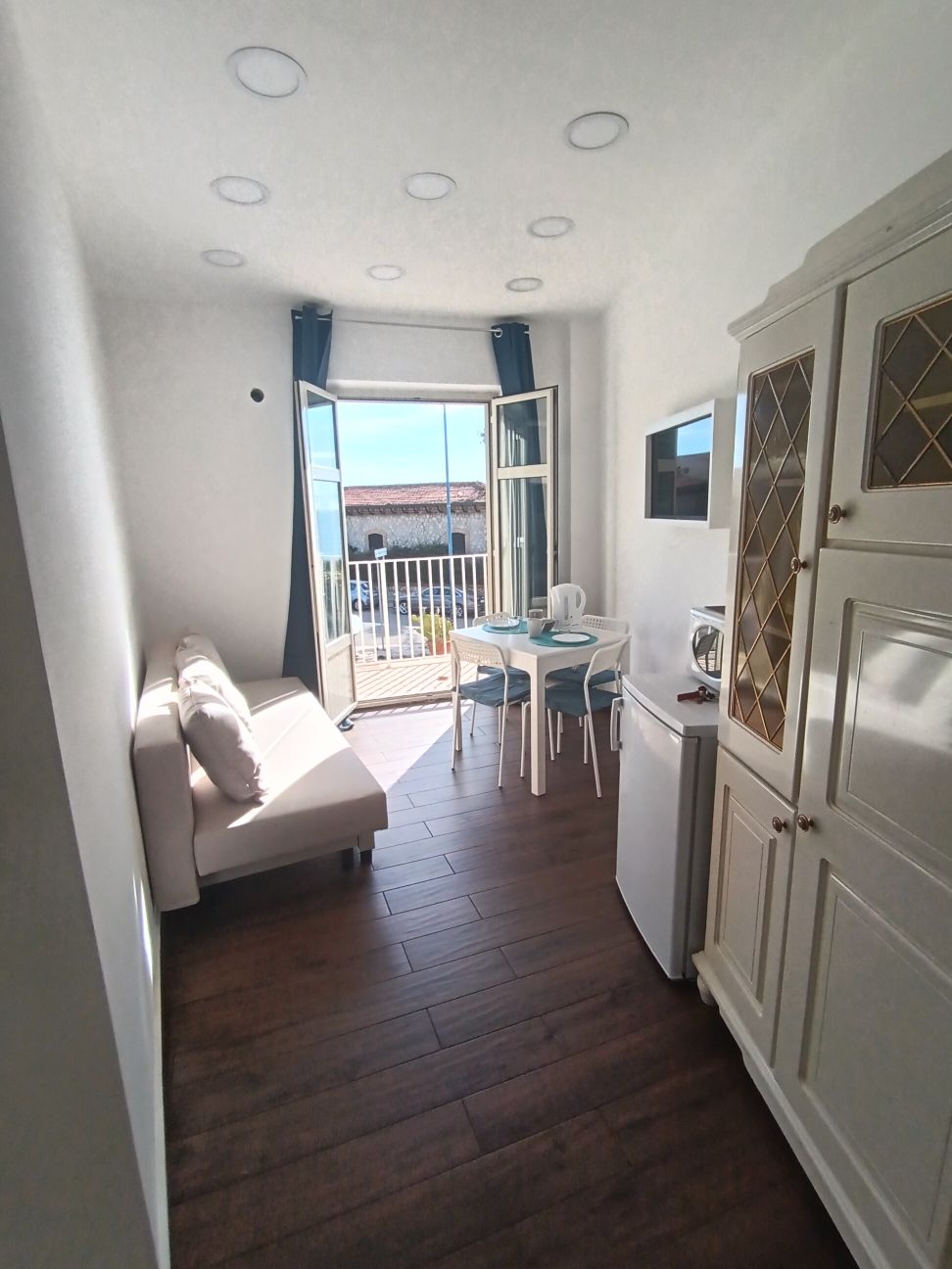 Kënd dreke me divan, ballkon me pamje nga deti