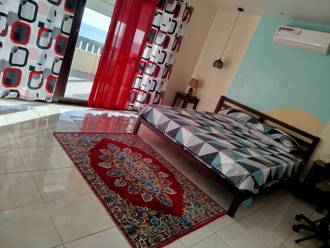 Соба со поглед на море.
брачен кревет (брачен кревет (широк 150-179 см)