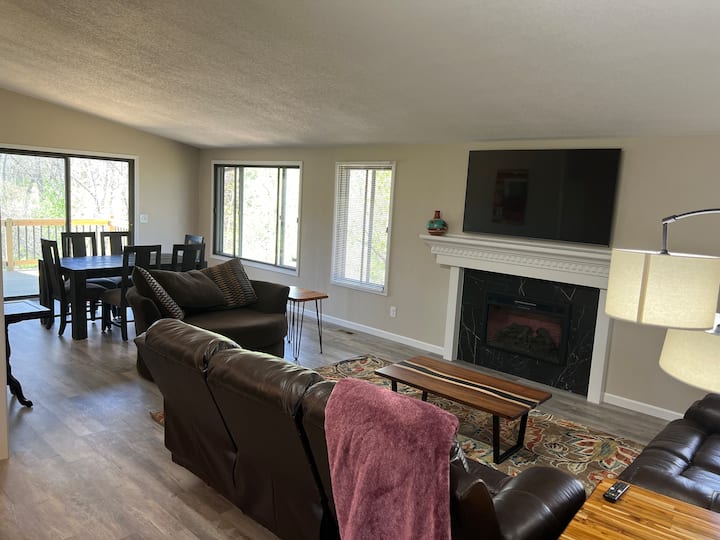 The Hidden Lodge - Wooded Lot W/ Firepit & Games! - Ankeny, IA