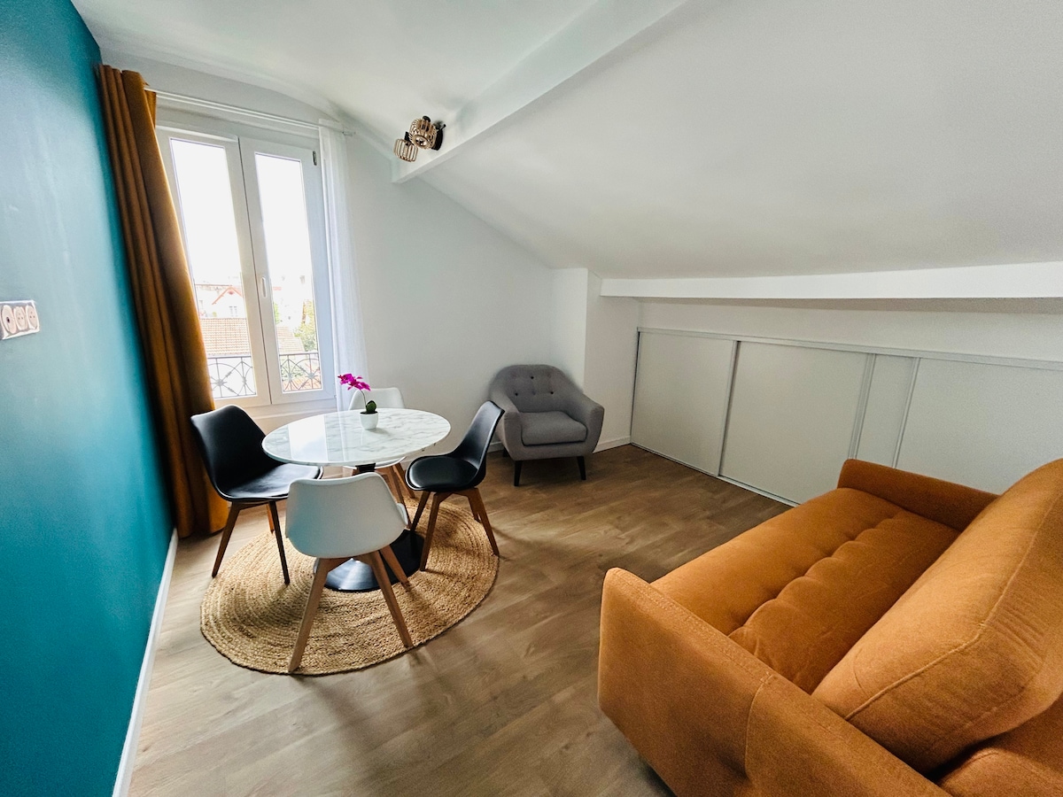 Elegantná obývacia izba s rozlohou 15 m ² a jedálenským stolom s posedením 4