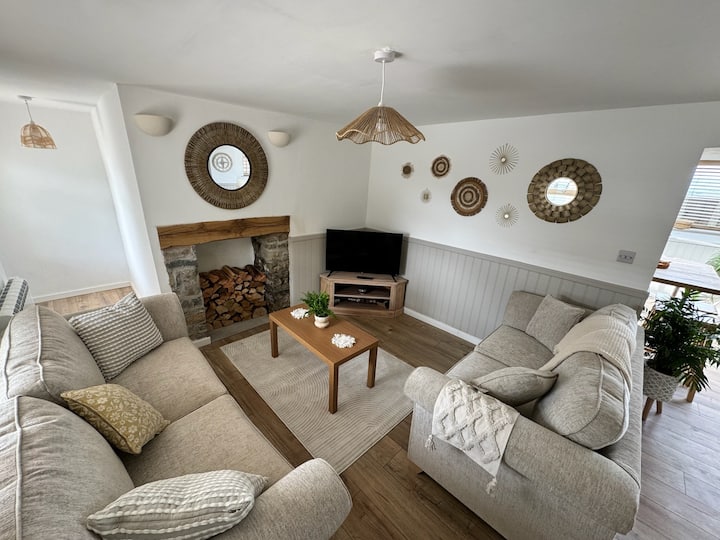 Kennel Cottage With Hill Views & Hot Tub - Amroth