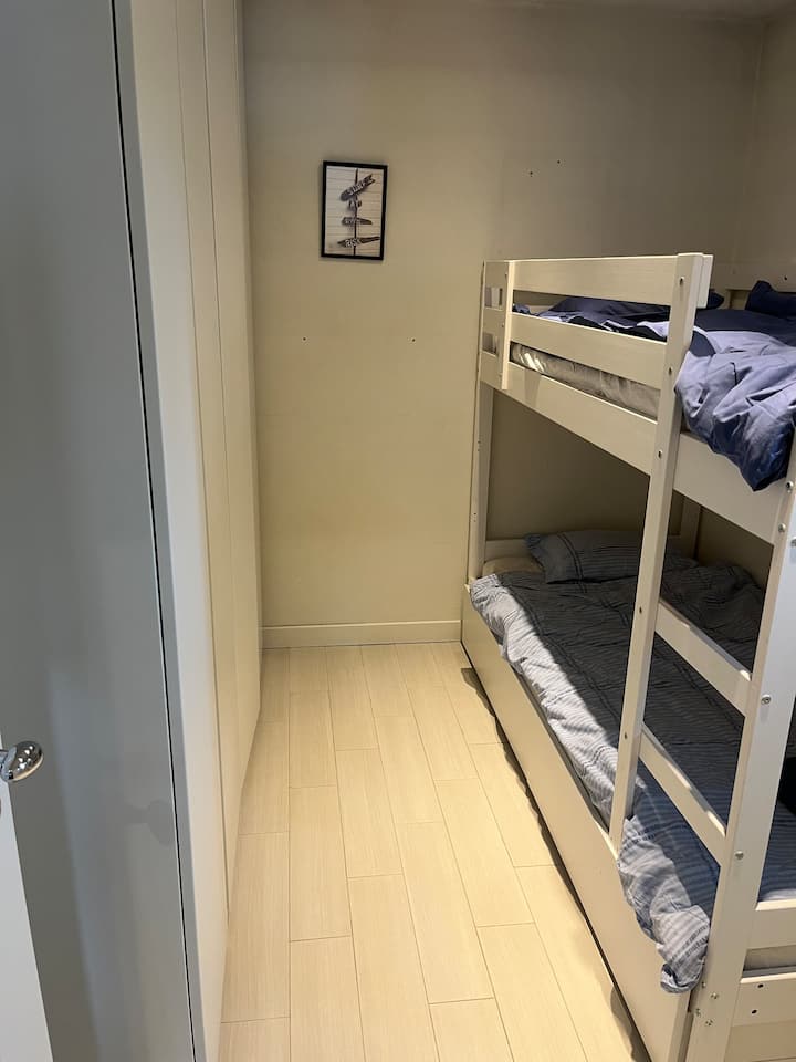 La habitación con literas en el piso inferior