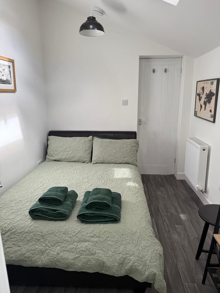 Cama de casal, armazenamento suspenso e ventilador elétrico fornecidos. Por favor, note que eu não uso roupa de cama de penas devido a possíveis alergias.