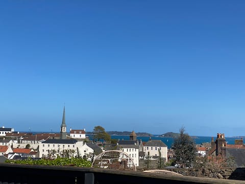 Entire Townhouse - Sea Views