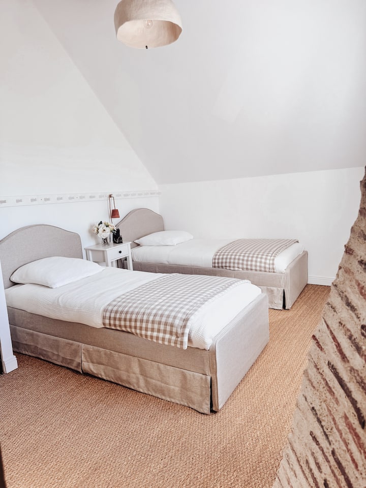 Chambre modulable, elle accueille : 2 lits simples de 90 cm (idéal enfants ou amis) ou un grand lit de 180 cm pour un couple. Indiquez-nous votre préférence lors de la réservation, nous préparerons la chambre pour votre arrivée.