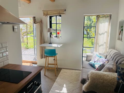 Popular Airbnb listing: Stunning studio 10 mins from sea in Öster