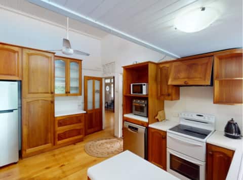 Top Airbnb: “Glencoe” on The Range - Escape Heritage Style. in Rockhampton Regional