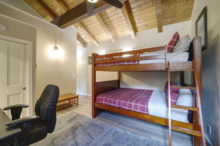 Lit Queen Size sur lit Queen Size, salle de bain privée et espace de travail dédié à l'étage