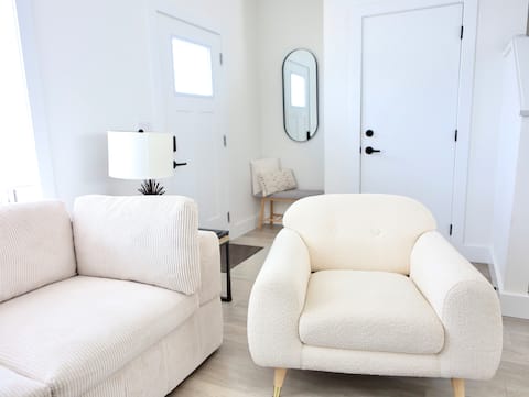 *NEW* Modern House With Private Hot Tub & Parking