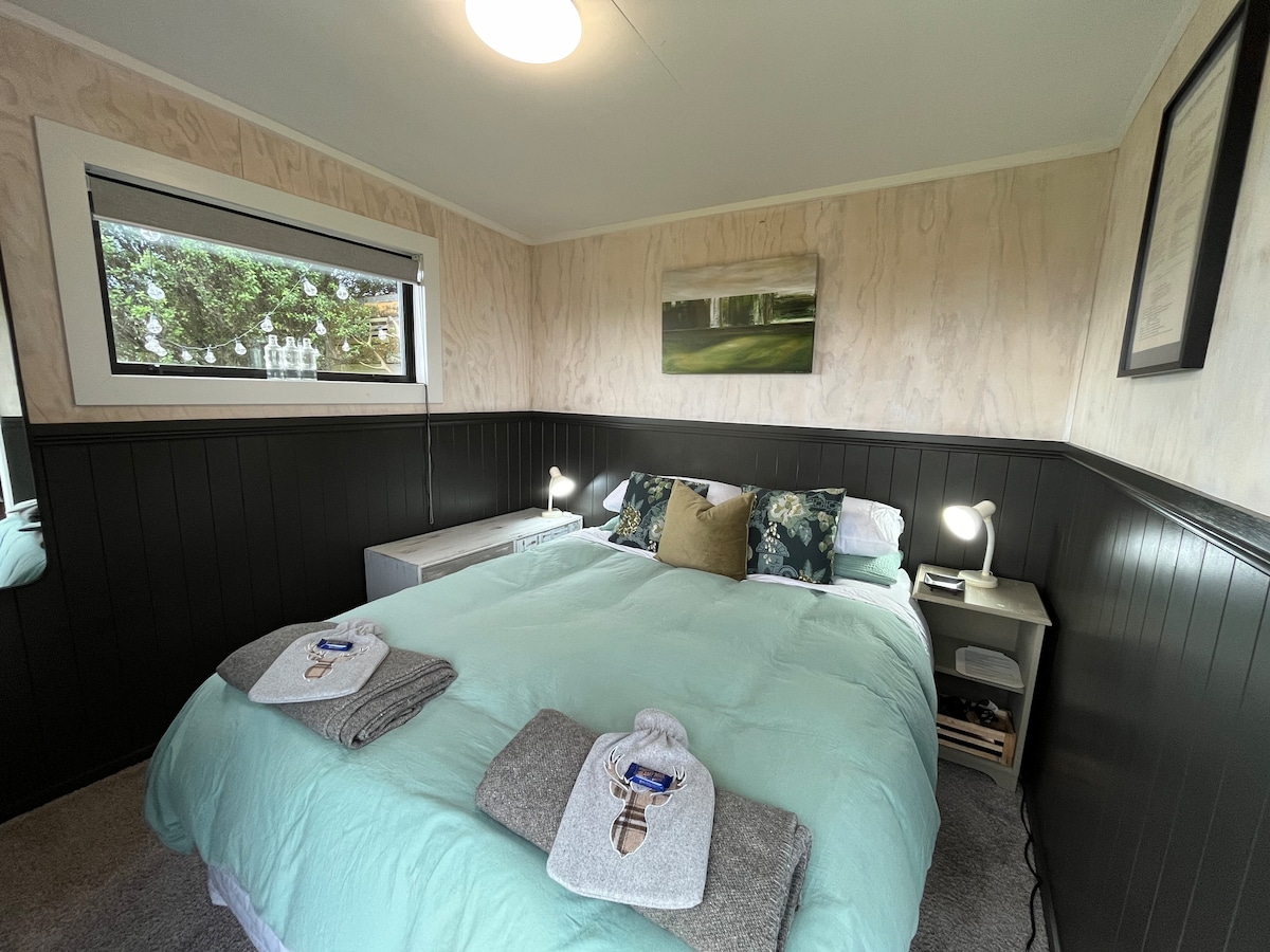 Спалня на 1:5, има място за закачане на предмети във високия шкаф в банята. И място, където да поставите куфара си на шкафа под прозореца