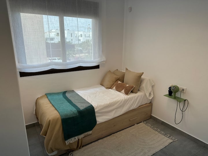 Za rezervacije s najviše 5 gostiju ova spavaća soba ima 1 krevet za jednu osobu