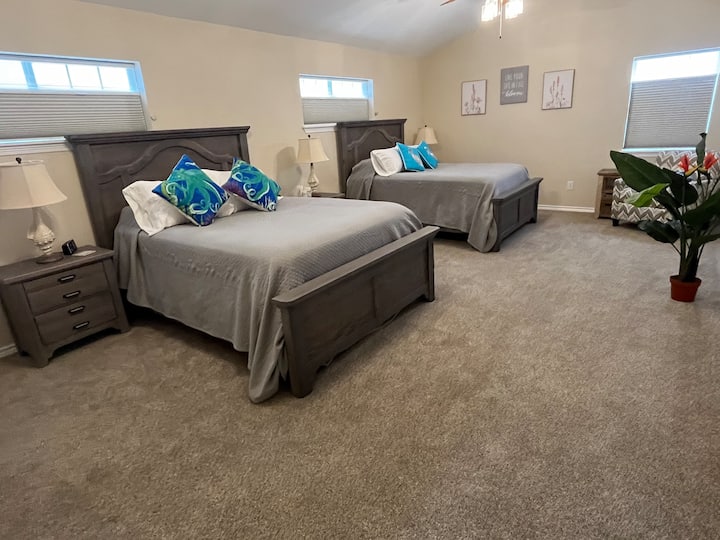 Magodoro ya kitanda ni mto wa Sealy euro na kila moja ina kinga za magodoro ya kupoza. Kila kitanda kina mito 2 ya chini na 2 chini. Mashuka na nguo za kitanda ni pamba. Viti viwili vya usiku vina saa za king 'ora zilizoangaziwa. Taa zina mabadiliko 3 ya taa. 