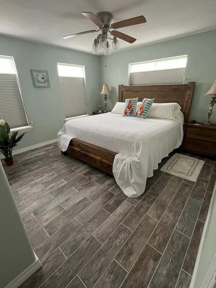 Chumba cha kulala cha kiwango cha juu kilicho na kitanda aina ya king
Godoro la Stearns & Foster lenye kinga ya godoro la kupoza. Mito miwili chini na 2 chini iliyo na mashuka ya pamba na kitanda