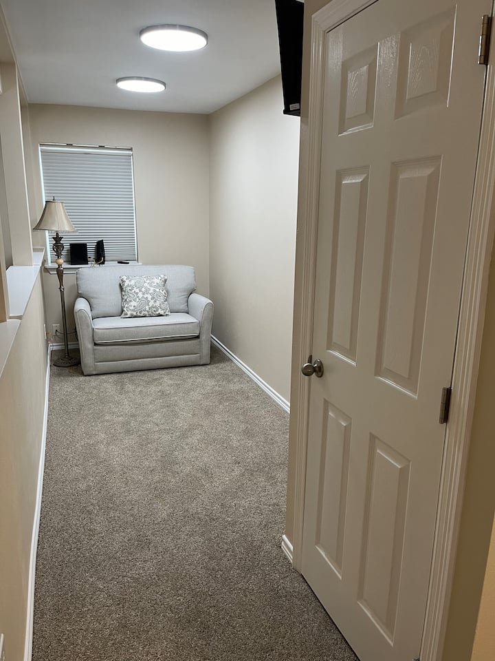 Sofa hutengeneza kitanda pacha, televisheni ya inchi 32 kwa ajili ya michezo ya watoto au kutazama. Seti ya shuka mbili na blanketi la malkia na mto kwenye rafu kwenye mlango wa bafu la ghorofa ya juu.