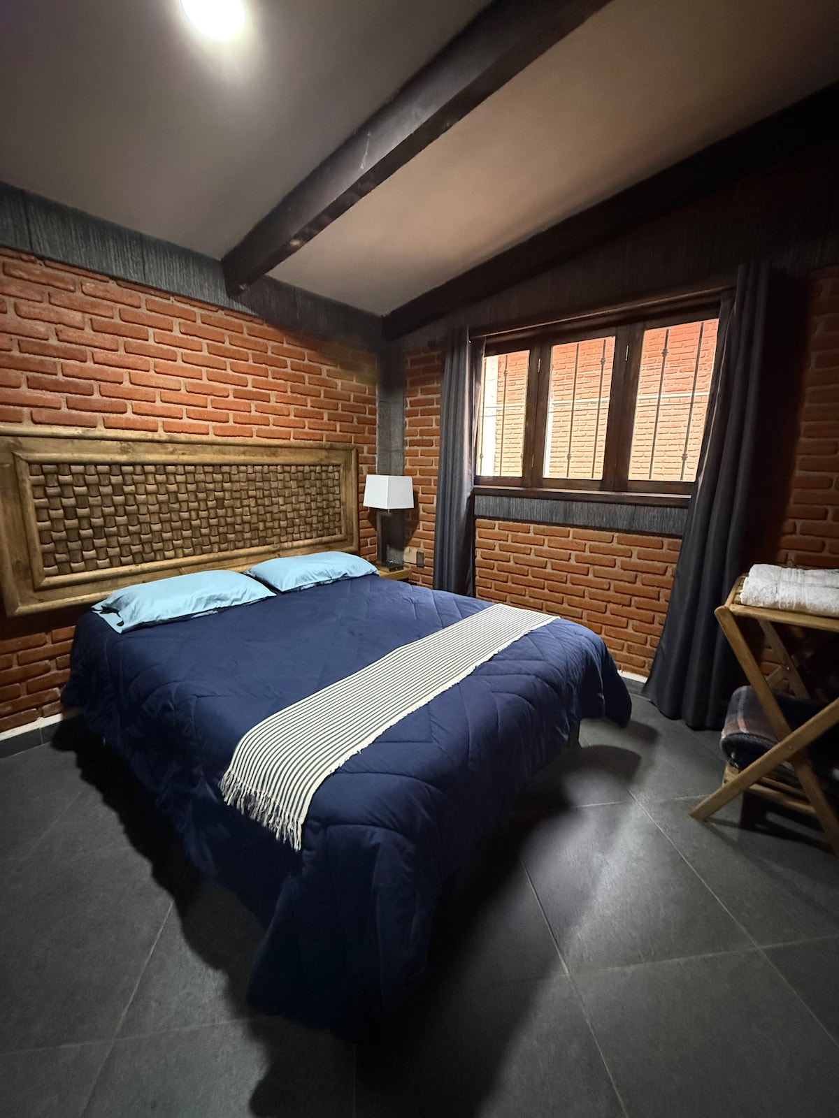 クイーンサイズベッドを備えた主寝室。
暖かいキルトとソグナーレマットレスカバーで、最高の休息をお楽しみください。 